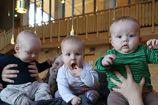 tre babyer på et klaver