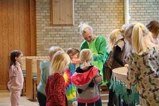 Christina i kirken med børn