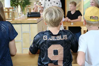 billede af fodboldtrøje med navnet jesus på