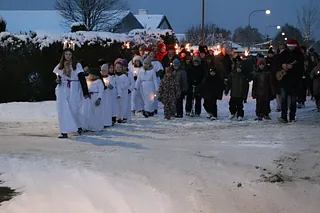 Luciaoptog i sne ved aftentid