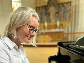 Billede af Lisbeth Bjerre ved klaveret