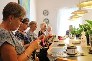 Billede af fem strikkende kvinder