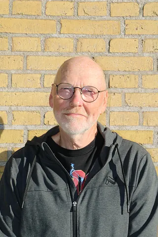 mødebord med papir, vandglas, blyanter og kaffekopper