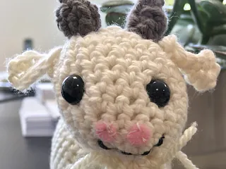 lille hvid hæklet ged