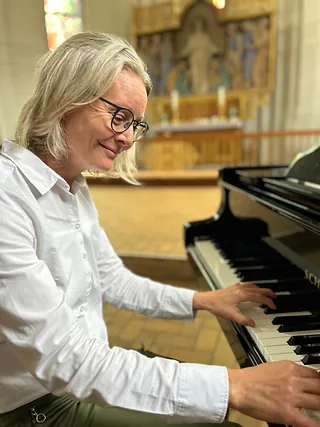 Lisbeth ved klaveret