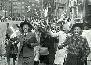 sort hvid foto af kvinder ved befrielsen af DK 1945