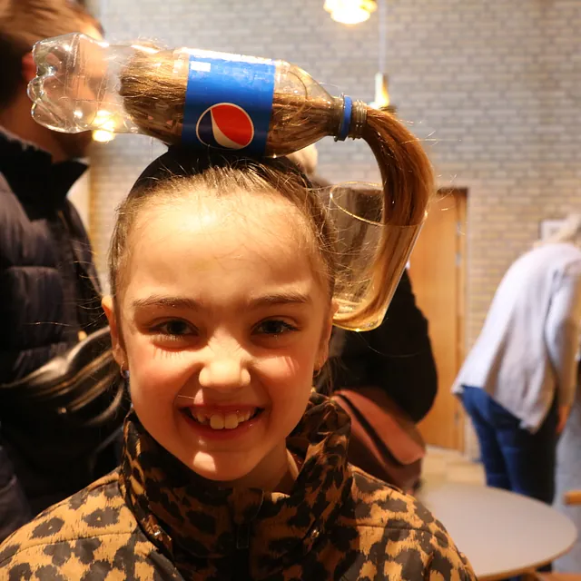 pige med pepsiflaske på hovedet