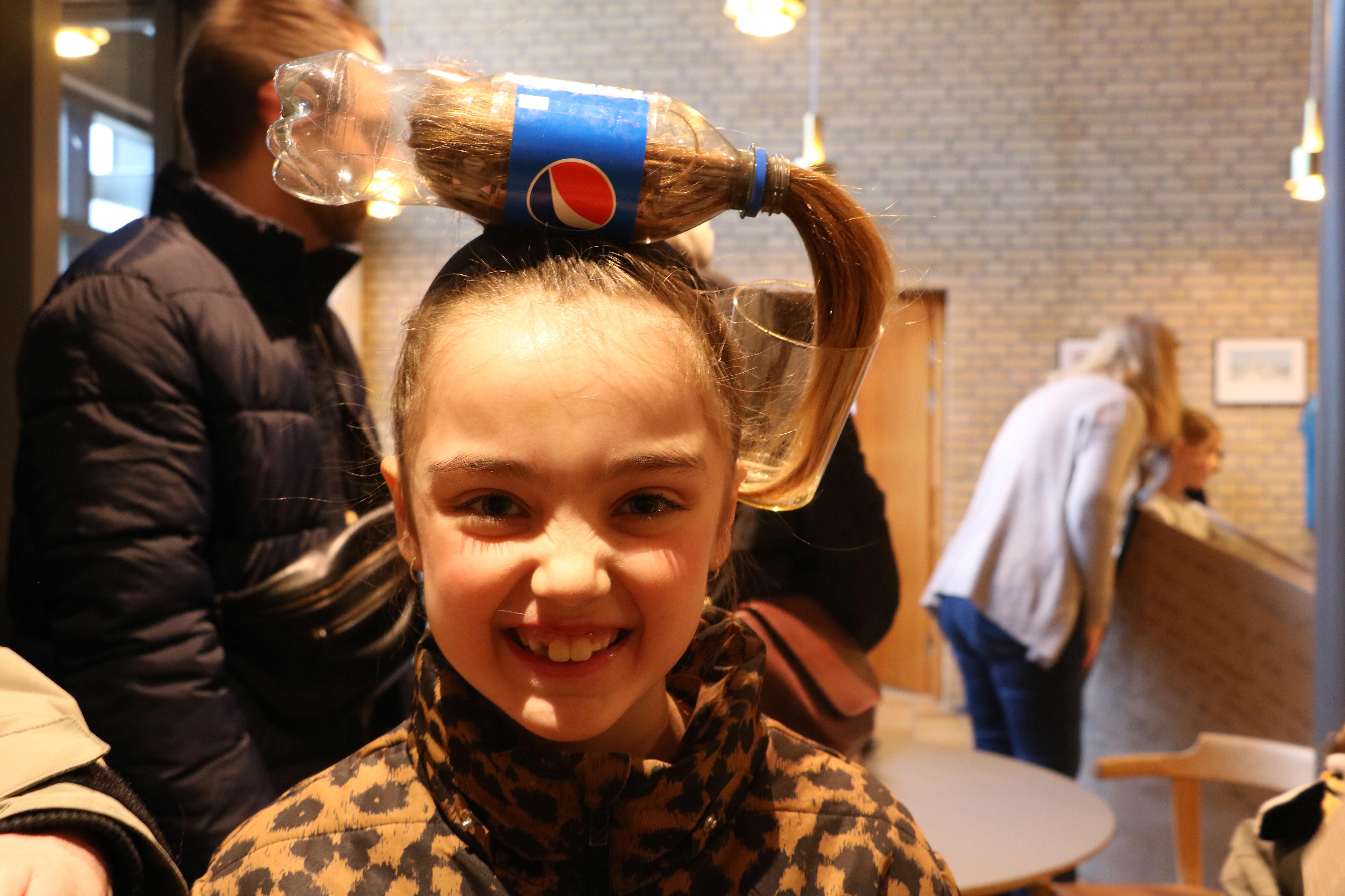 Ellinor med cola flaske i håret