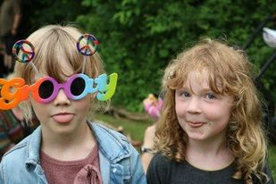 billede af to piger der rækker tunge til fotografen