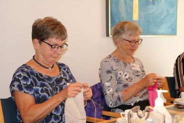 to ældre kvinder der strikker