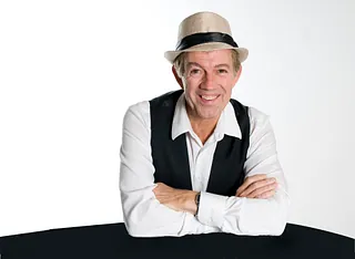 Portræt af Stig Nørregård ved klaver