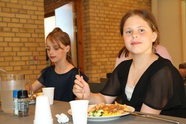 to piger spiser pasta og kødsovs
