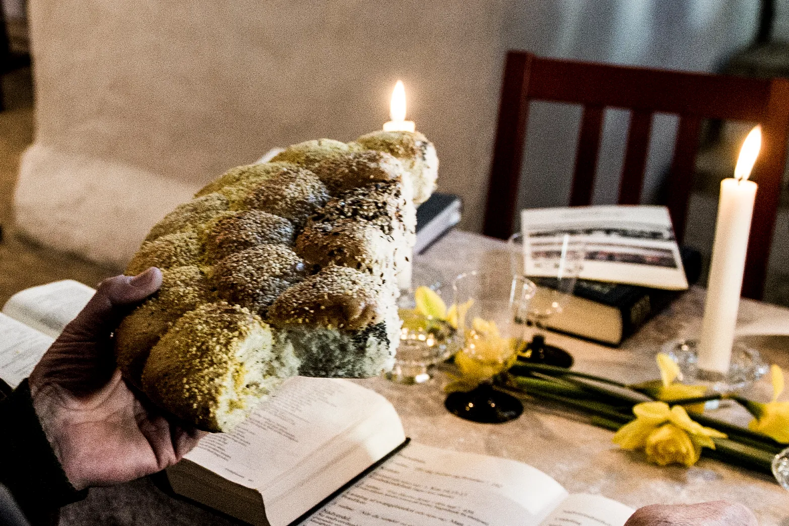 Brydebrød ved bord med lys på