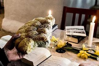 Brydebrød ved bord med lys på