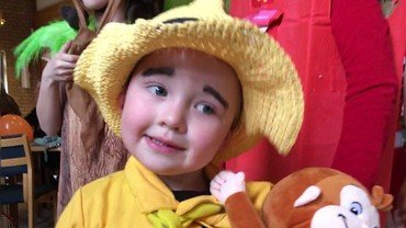 Lille dreng klædt ud som "Manden med den gule hat"