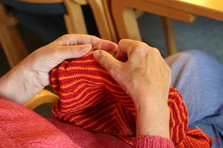 hænder som arbejder med strikketøj