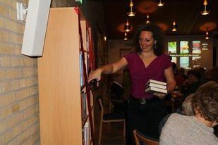 Forfatter Anne Cathrine Riebnitzsky åbner bogskab
