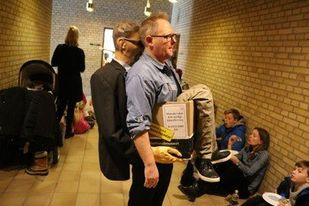 Voksen mand der er klædt ud