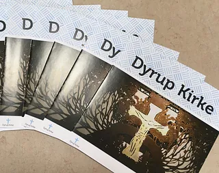 mødebord med papir og vandglas