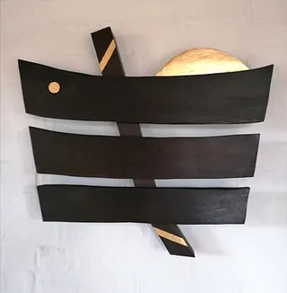 mødebord med papir og vandglas