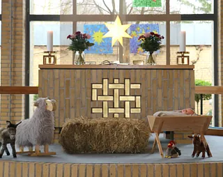 julekrybbe ved alter