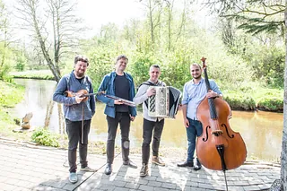 De fire musikanter, som udgør Mariahavens Festival band